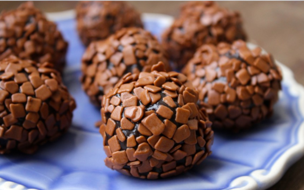 Brigadeiros de Micro-ondas: A Sobremesa Cremosa, Rápida e que Eu Faço Sempre Brigadeiros de Micro-ondas