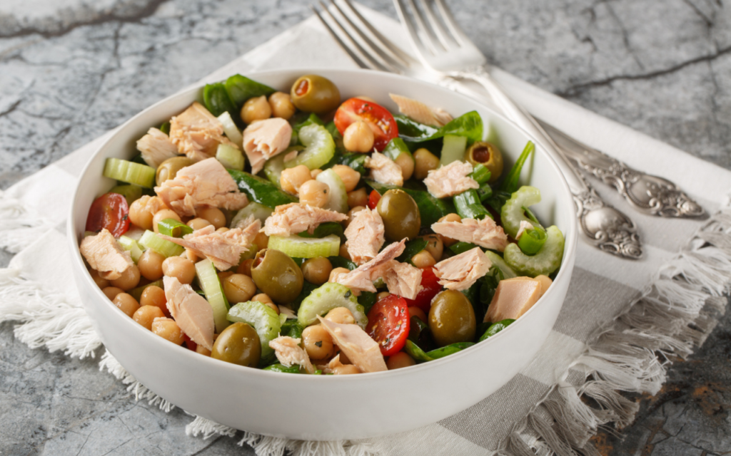 Salada de Grão-de-Bico: A Receita Refrescante, Nutritiva e Muito Fácil que Eu Sempre Faço Salada de Grão-de-Bico