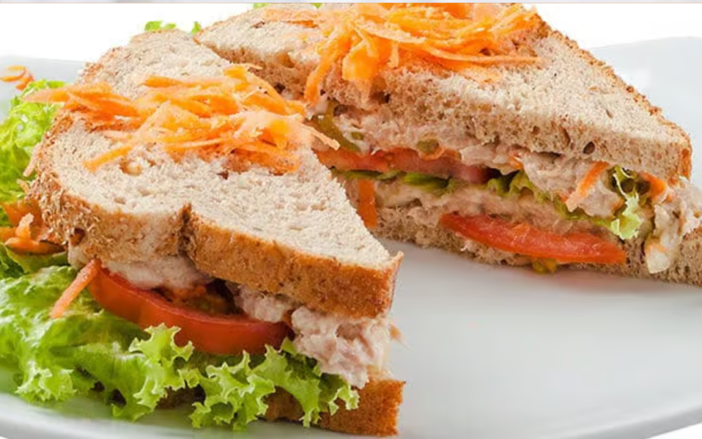 Sanduíche Natural de Frango: A Receita Leve, Cremosa e Perfeita para Qualquer Hora do Dia Sanduíche Natural de Frango